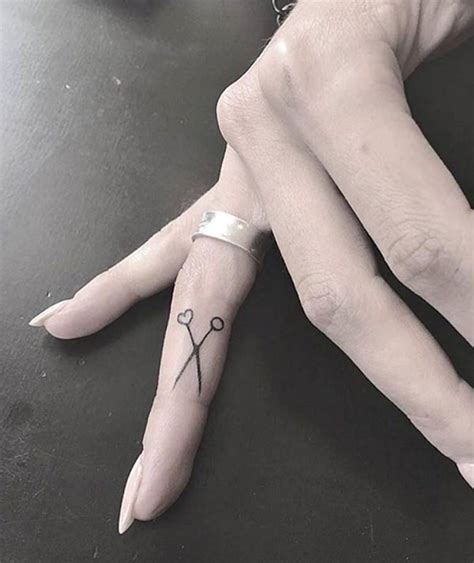 tatuajes de dedos hombre|90 Tatuajes en los dedos: Pulgar, meñique, corazón y。